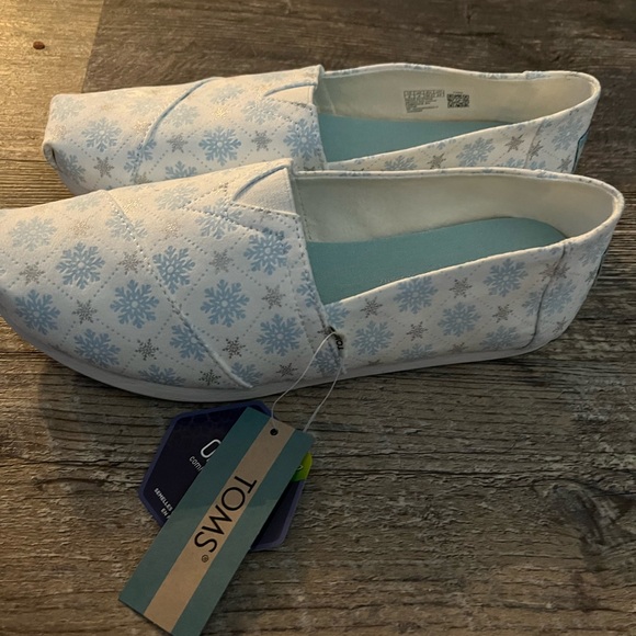 NWT- TOMS alpargata white microsuede slip on loafers w/blue & silver snowflakes - Picture 4 of 8